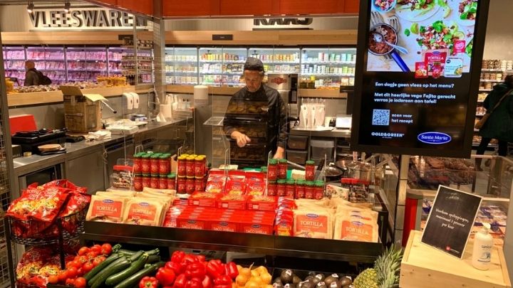 A supermarket with connected 3D-printed luminaires